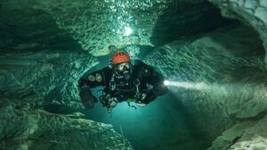 Elitinis nardymo padalinys lenktyniauja prieš laikrodį, kad išgelbėtų turistų kūnus nuo ryklių „klastinguose“ Maldyvų urvuose